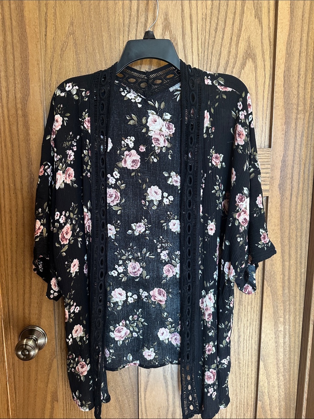 Charlotte Russe Black Floral Lace-Trim Kimono